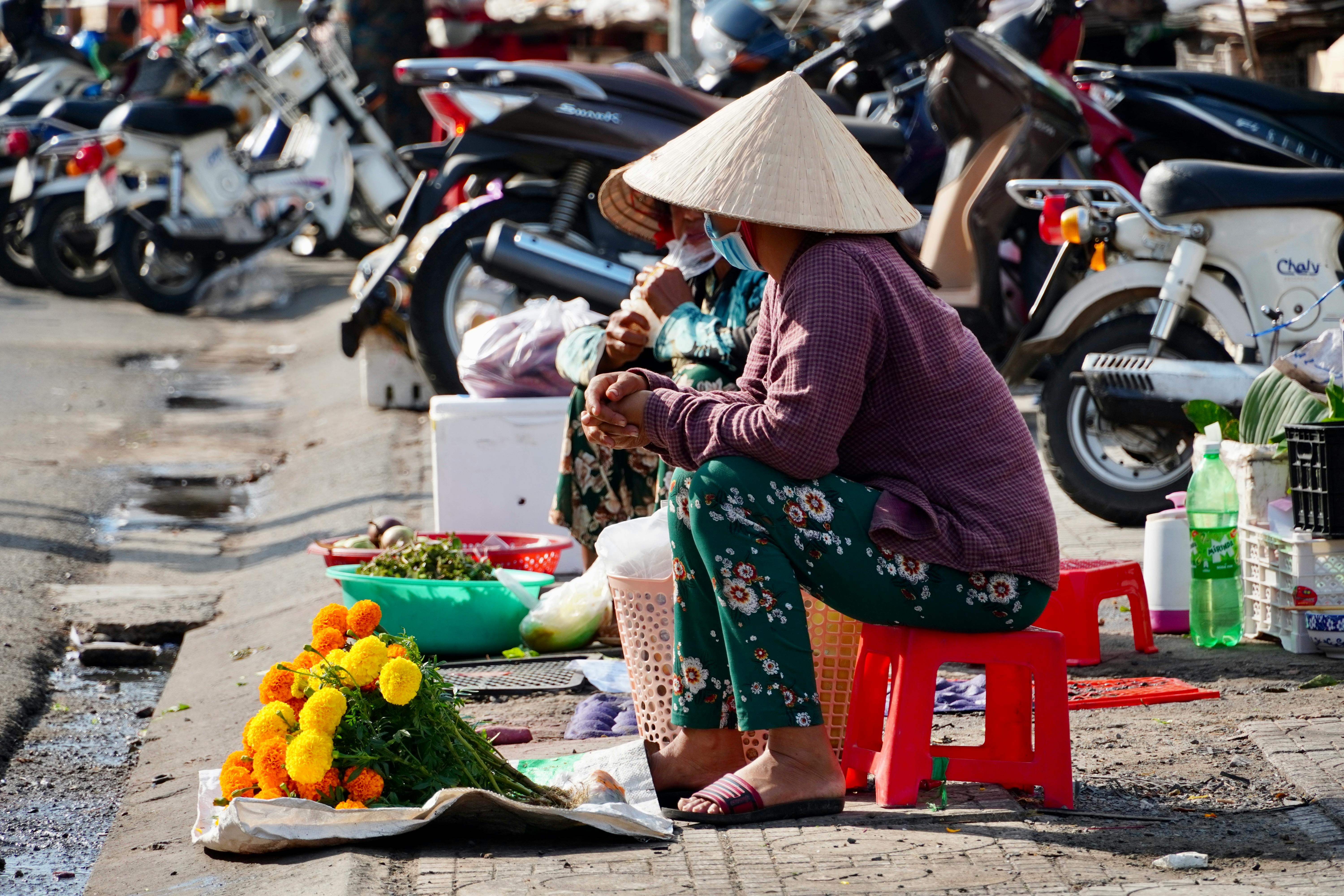 Photo orang jualan dipinggir jalan